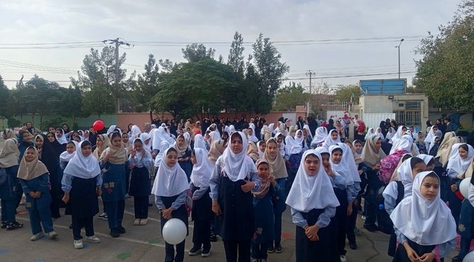 مراسم آغاز سال تحصیلی در مدرسه سمیه کاشمر