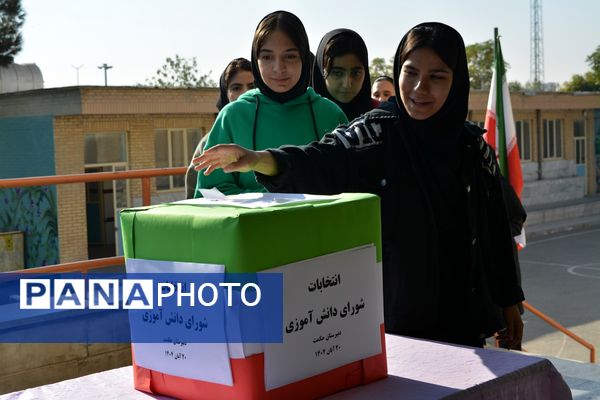 تجربه تمرین دموکراسی دانش‌آموزان مدرسه حکمت در انتخابات شورای دانش‌آموزی