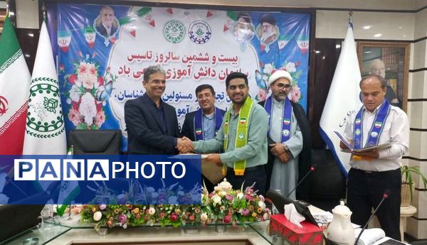 تجلیل از مسئولان، کارشناسان، مربیان و دانش‌آموزان پیشتاز برتر سازمان دانش‌آموزی استان بوشهر 