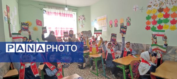 توزیع کتاب « از ایرانمان دفاع می کنیم » در بین دانش‌آموزان پیشتاز مدرسه شهید خاقانی شهرستان شیروان