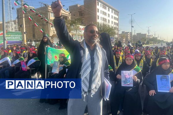 برگزاری مراسم راهپیمایی سیزده آبان با حضور دانش‌آموزان و مسئولین در ملارد