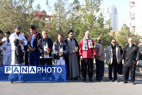 جلوه‌هایی از حضور نوجوانان در مراسم تشییع و خاکسپاری شهدای گمنام