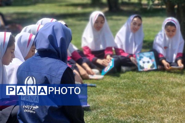 بازید دانش‌آموزان دبستان سعادت از نمایشگاه کتاب