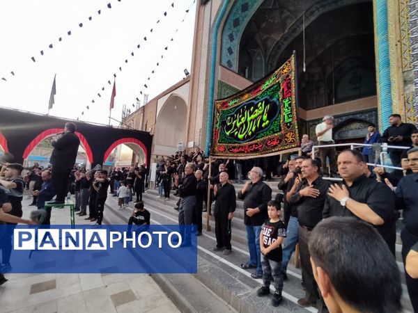 عزاداری زائران و مجاوران حرم مطهر اردهال در شب تاسوعای حسینی