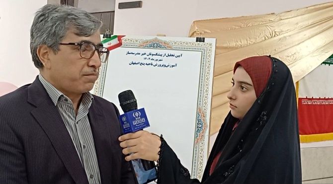 خیرین پیشکسوتان مدرسه سازی برای دانش آموزان هستند