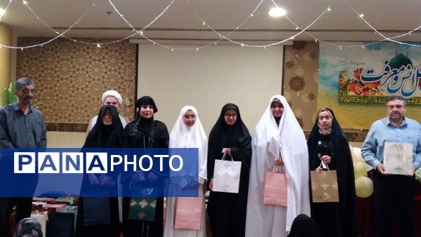 اهدای چادر از سوی مقام معظم رهبری به دانش‌آموزان دختر عمره‌گزار در سرزمین وحی