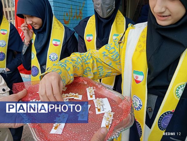 جشن تقدیر پیشتازان برگزیده پویش بوسه بر دستان مادر در دبیرستان دخترانه انقلاب اسلامی 