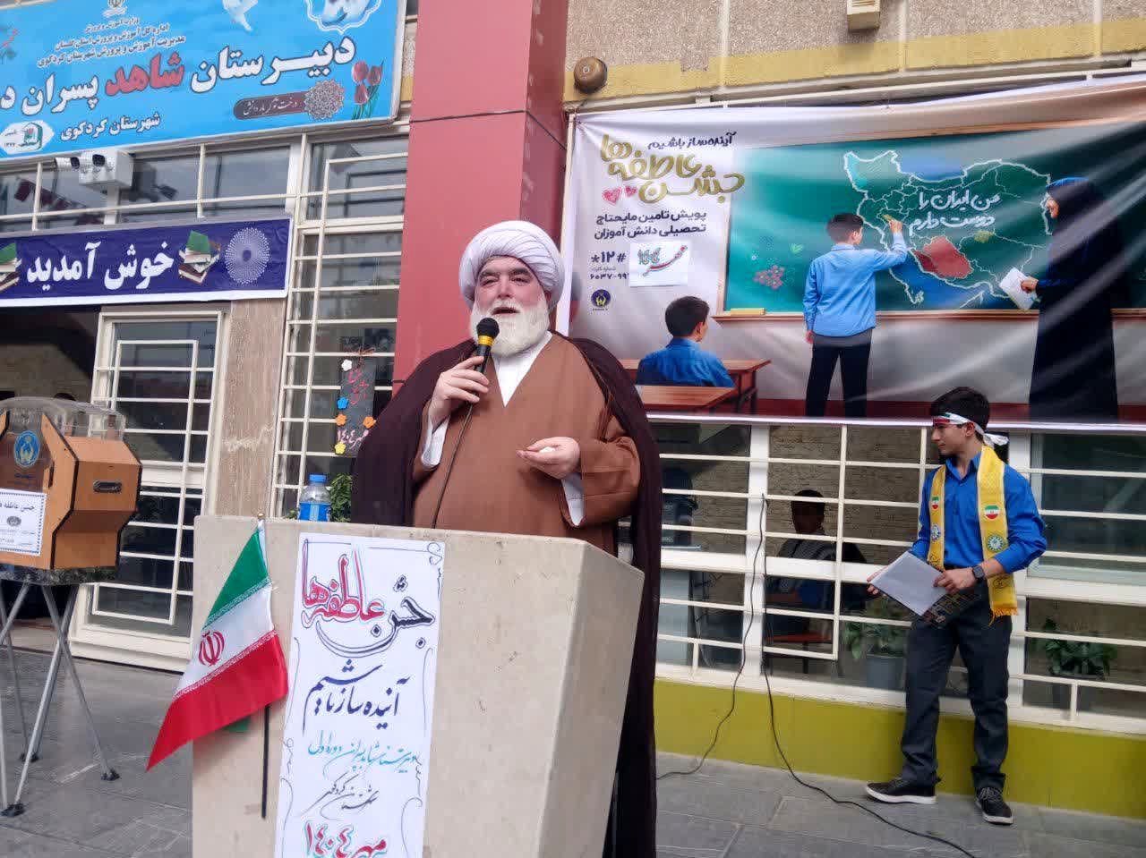 کمک به محرومان وظیفه همه است
