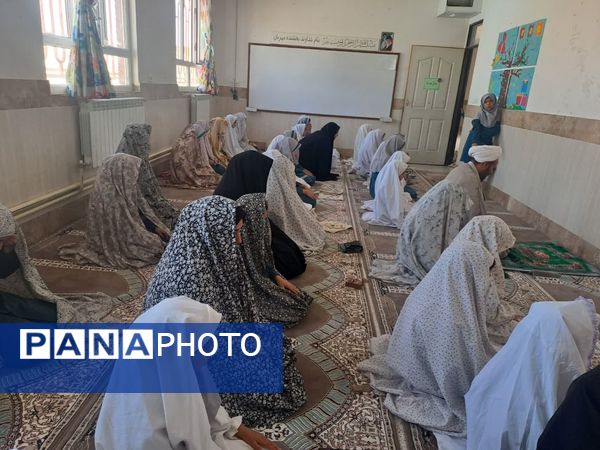 نماز جماعت در نمازخانه آموزشگاه زهرا عبداللهیان ارغا 