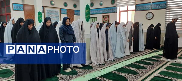 محفل نماز جماعت در دبیرستان نمونه دولتی مهشید مصلی نژاد