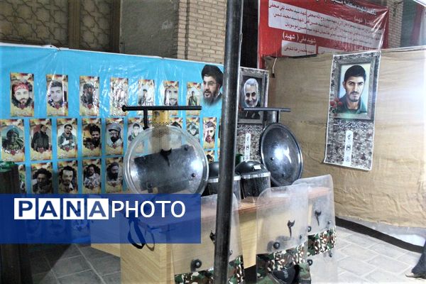 استقبال نوجوانان از غرفه‌های یادواره شهدای مسجد جامع قم