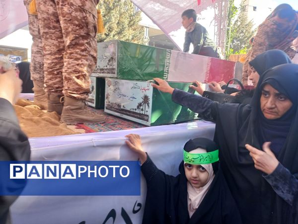 تشییع پیکرشهداى گمنام در شهرکرد 