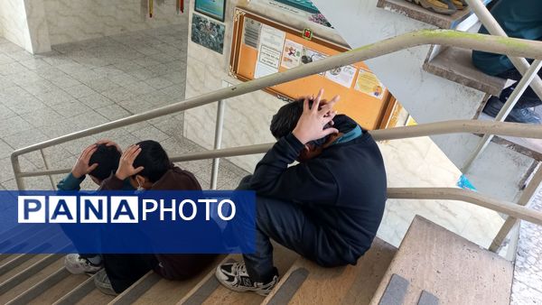 مانور سراسری زلزله همزمان با سراسر کشور در دبیرستان شاهد شهید آخوندی‌ها ناحیه یک کرج 