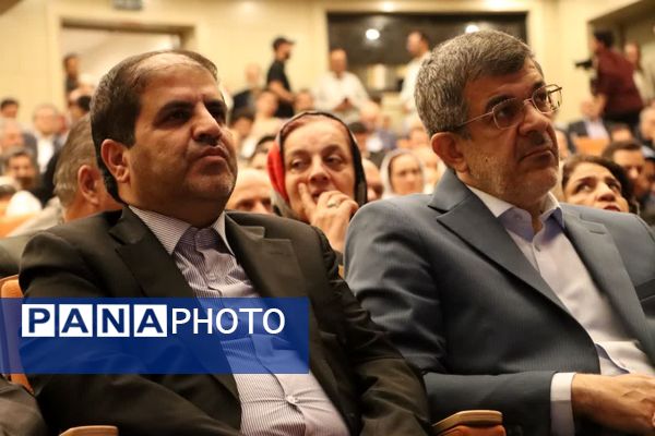 سند هویتی استاد ایرج افشار در یزد رونمایی شد