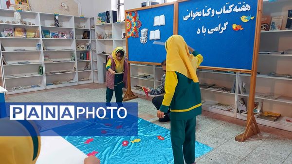 دوستی دانش‌آموزان با کتاب به‌مناسبت هفته‌ کتاب‌ و‌ کتابخانی