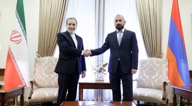 رایزنی تلفنی عراقچی و میرزویان درباره صلح باکو و ایروان
