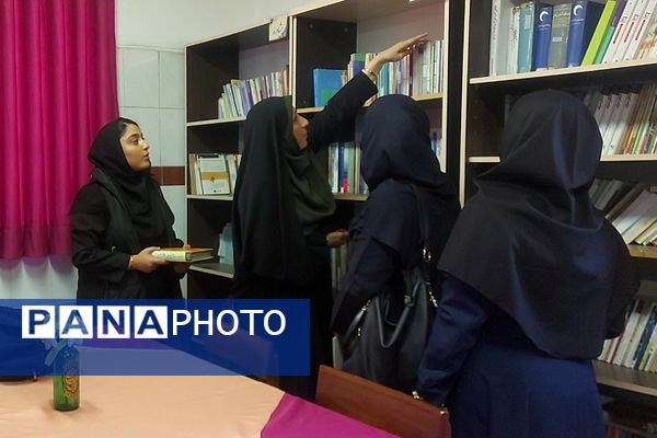  بازدید از کتابخوانه مدرسه حکمت بهارستان‌دو