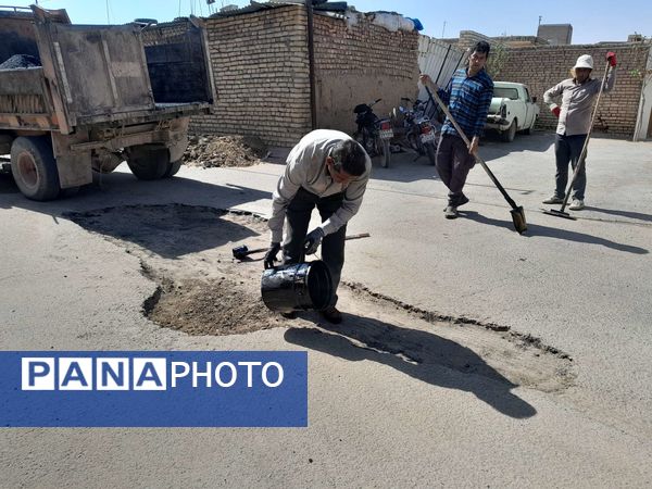 فرآیند چاله‌گیری کوچه دبیرستان مادر مهربان نقاب شهرستان خلیل آباد