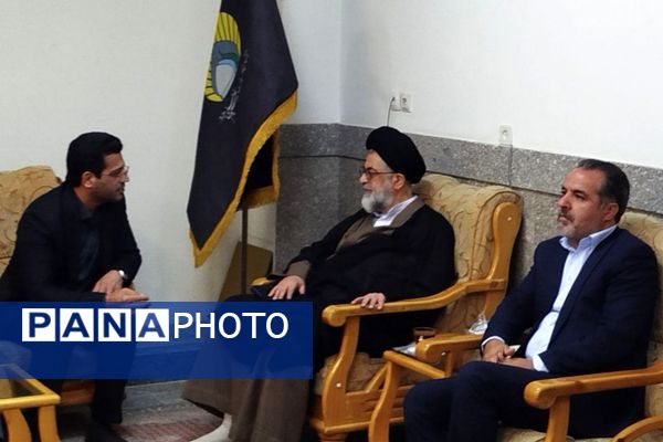حضور فرهنگیان ناحیه دو شهرری در نماز جمعه 
