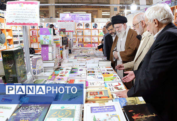 بازدید رهبر معظم انقلاب اسلامی از سی‌وپنجمین نمایشگاه کتاب تهران