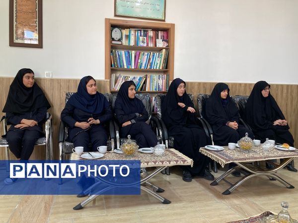 بازدید دانش‌آموزان دبیرستان سمیه از کلانتری ۱۱ بجنورد به مناسبت هفته نیروی انتظامی 