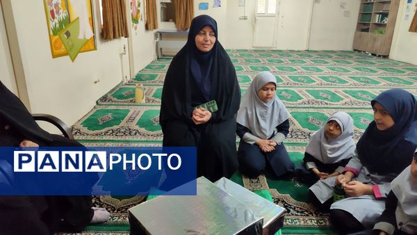 تقدیر از دانش آموزان فعال و تکریم همسر و فرزندان شهدای دبستان شاهد حاج تقی آقا بزرگ مشهد