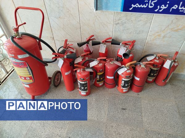 مانور آتش نشانی به مناسبت هفته پدافند غیر عامل در دانشگاه پیام نور کاشمر