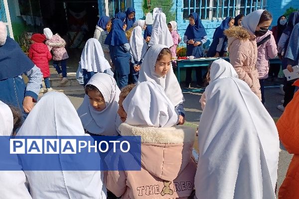 برپایی بازارچه درون مدرسه‌ای در دبستان ربابه هاشمیان یزدی شیروان