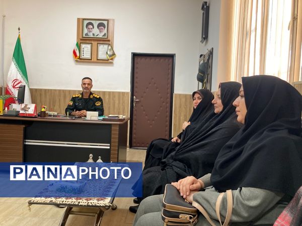 بازدید دانش‌آموزان دبیرستان سمیه از کلانتری ۱۱ بجنورد به مناسبت هفته نیروی انتظامی 