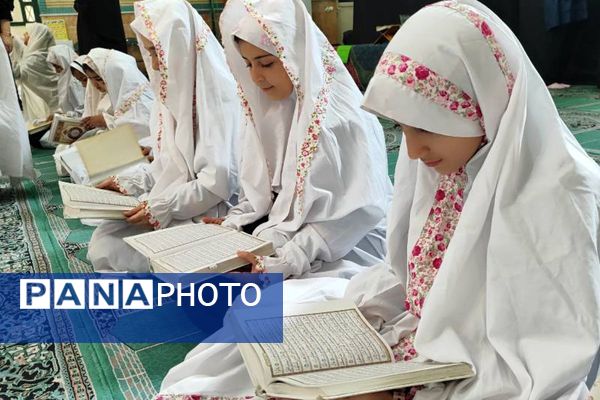 حضور دانش آموزان دبستان هدی یک به مناسبت هفته پیشگیری از آسیب های اجتماعی در مسجد صاحب الزمان (عج) 
