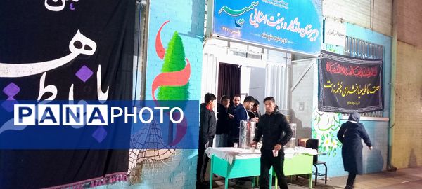 میزبانی دبیرستان سمیه از مردم به‌مناسبت ایام فاطمیه
