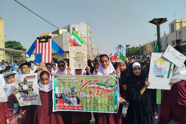 حضور پرشور مردم و دانش‌آموزان بندر لنگه در مراسم ۱۳ آبان