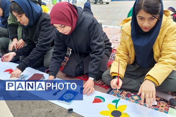 نمایشگاه دست سازه‌های دانش‌آموزان مدرسه شهید شرافت بهارستان‌دو