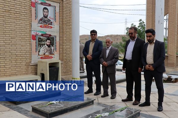 مراسم غبارروبی مزار شهدای فرهنگی در پاکدشت 
