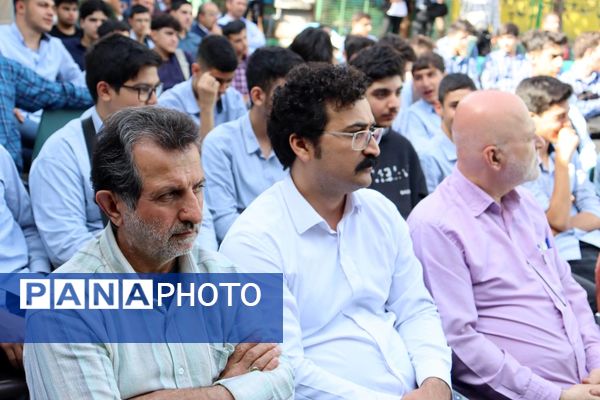 زنگ سپاس معلم در هنرستان احمدی روشن منطقه ۱۴ تهران با حضور وزیر نیرو نواخته شد