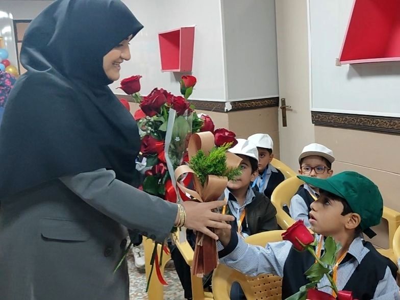 آیین جشن شکوفه‌ها در دبستان شاهد شهید بهنام محمدی ناحیه 2 کرج 