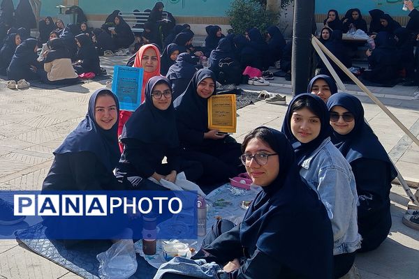برگزاری نمایشگاه و مراسم صبحانه سلامت به مناسبت هفته تربیت بدنی در دبیرستان راضیه شکرایی ناحیه دو شهرری 