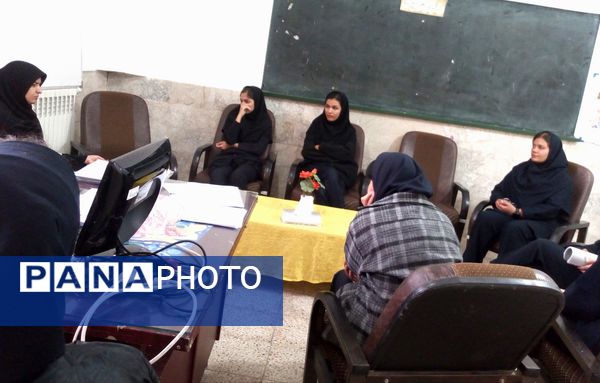 اولین جلسه همیاران مشاور در دبیرستان فاطمیه