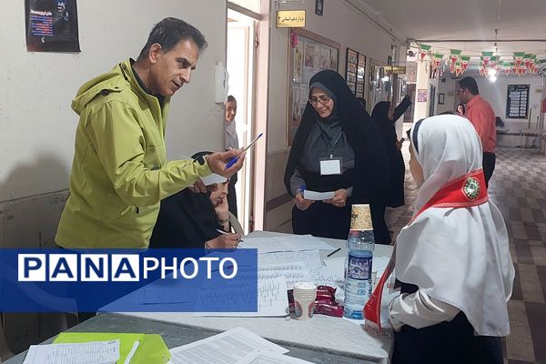 تصاویری زیبا از تمرکز دانش‌آموزان دختر در المپیاد رویش ناحیه۳ شیراز 