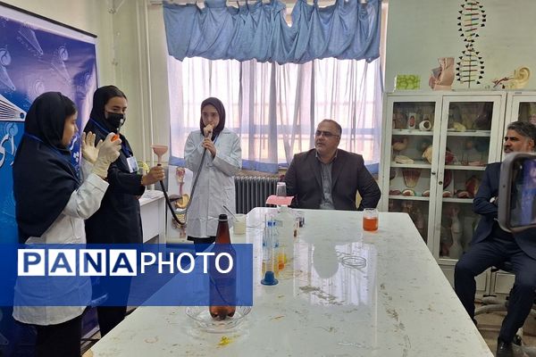 شور علمی دانش آموزان فشافویه در آیین گرامیداشت روز آزمایشگاه