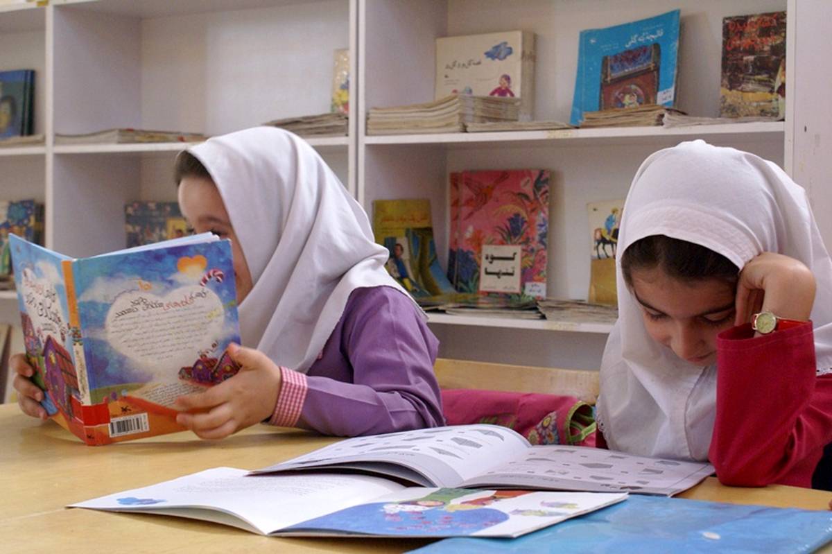 انتقال دانش توسط معلم و دریافت توسط دانشآموزان قدیمی شده است
