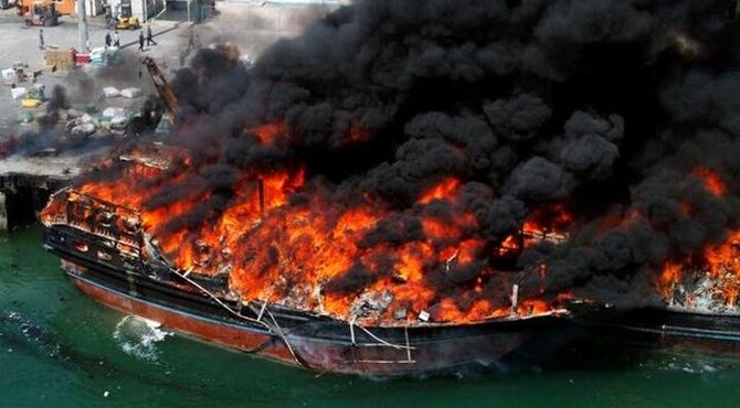 آتش‌سوزی ۱۰ فروند شناور در اسکله جوادالائمه پارسیان