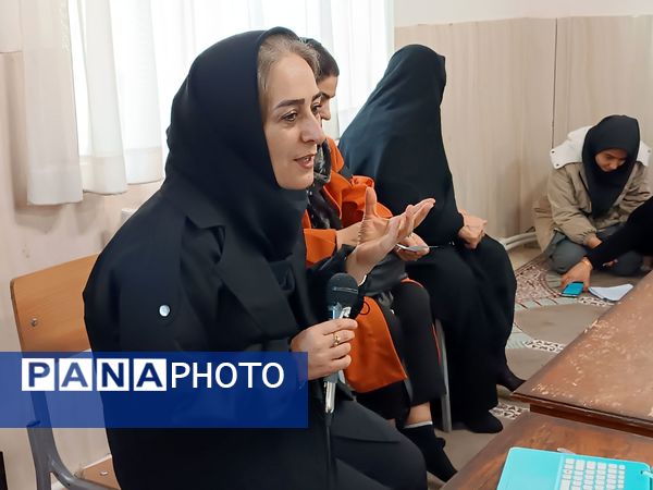 برگزاری کلاس آموزشی با محوریت هویت یابی در دبیرستان دخترانه نور اردبیل