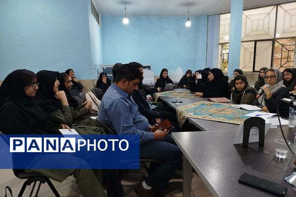  نشست نقد و بررسی کتاب در کتابخانه عمومی علامه امینی 