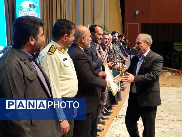 آیین بزرگداشت مردان نامدار با حضور چهره‌های فرهنگی و هنری در فرهنگسرای شهرکرد 