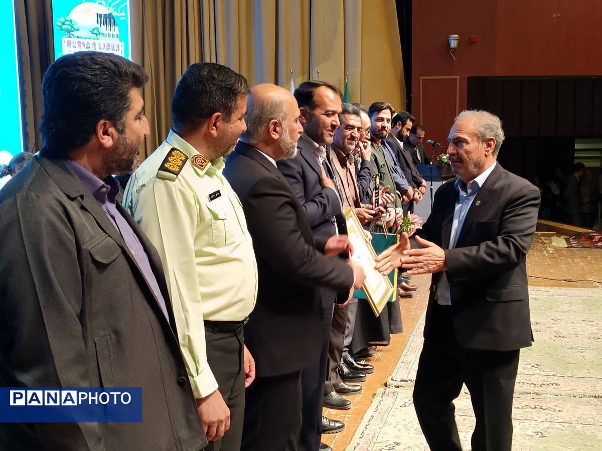 آیین بزرگداشت مردان نامدار با حضور چهرههای فرهنگی و هنری در فرهنگسرای شهرکرد