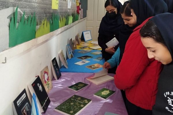 کتاب‌ هایی به تماشای نگاه‌ های مشتاق دانش‌ آموزان