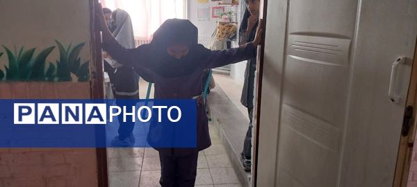 مانور زلزله و توضیح نکات ایمنی درمدرسه تکتم خلیل آباد 