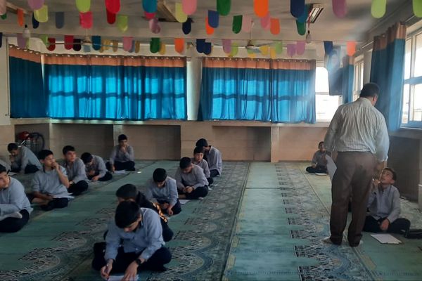   برگزاری امتحانات در دبیرستان هیات امنایی رازی 