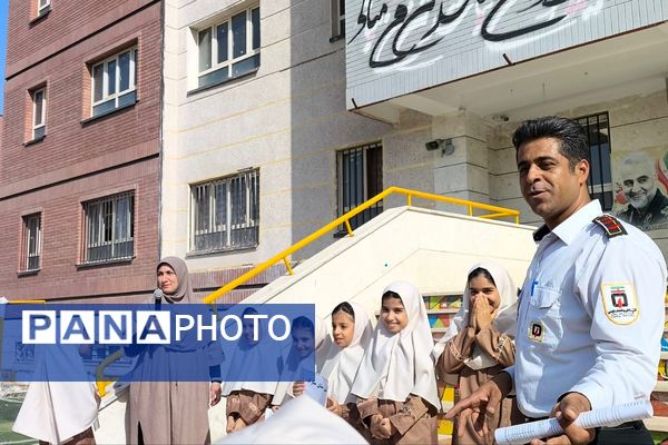 حضور آتش‌نشانان و برپایی نمایشگاه نقاشی در مدرسه حدیث به مناسبت روز آتش‌نشانی